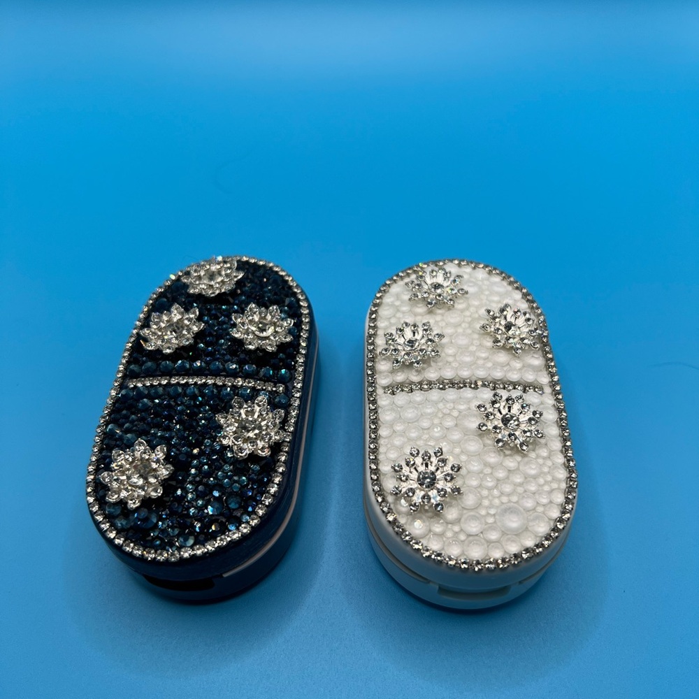 Sparkling Pill Cutter with Crystal Rhinestones - Picture 3 of 5